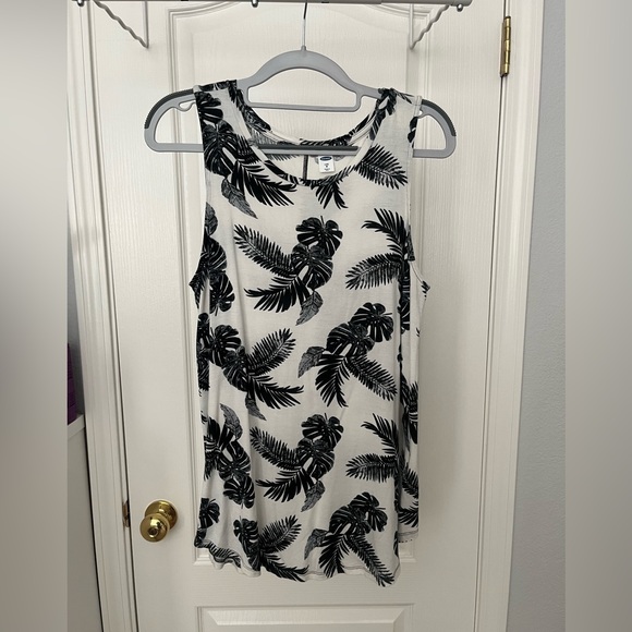 Old Navy Tops - EUC women’s M black and white tropical tank top